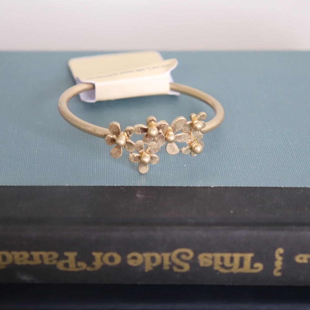 Gold Tone Daisy Bracelet